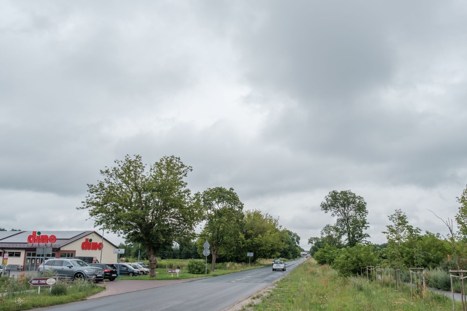 droga powiatowa 1704Z widok z przejścia dla pieszych 