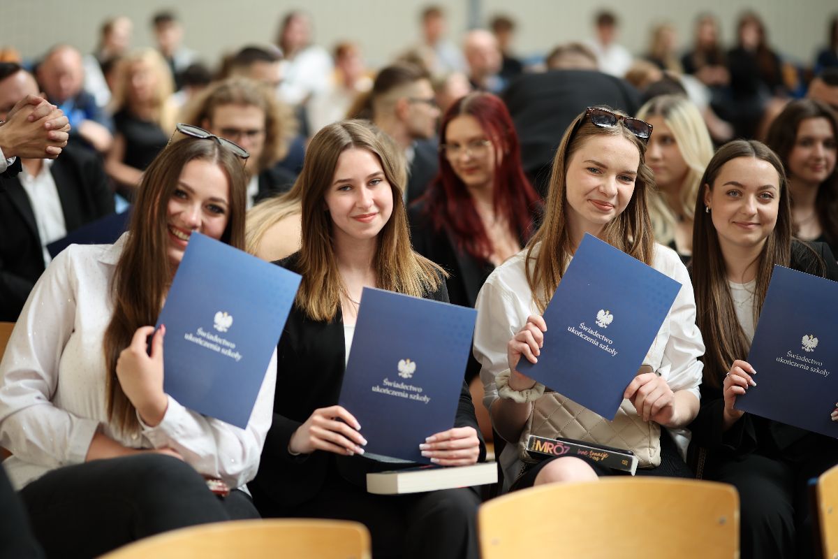 Zdjęcie: ZS nr 2 zakończenie roku maturzystów