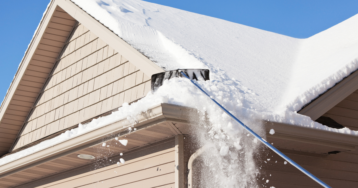 Zdjęcie: Obowiązek odśnieżania dużych powierzchni dachowych