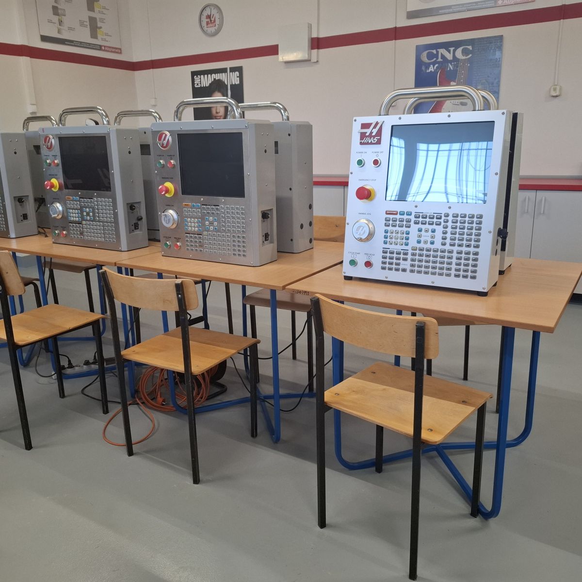 stoły z urządzeniami z komputerami, krzesła przy stołach