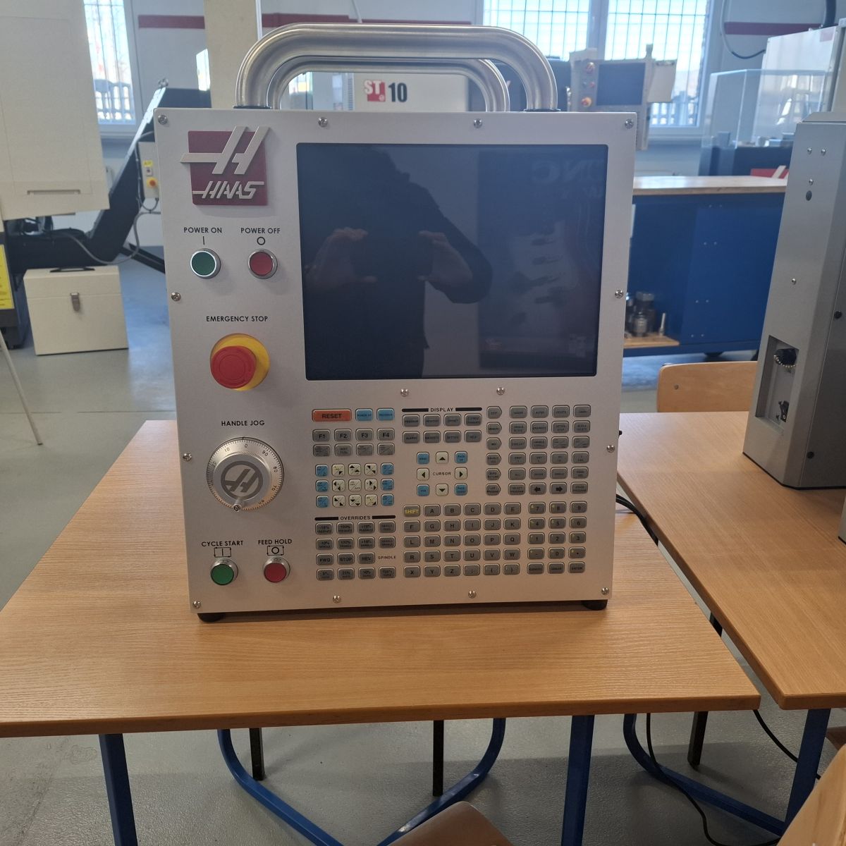 stoły z urządzeniami z komputerami, krzesła przy stołach