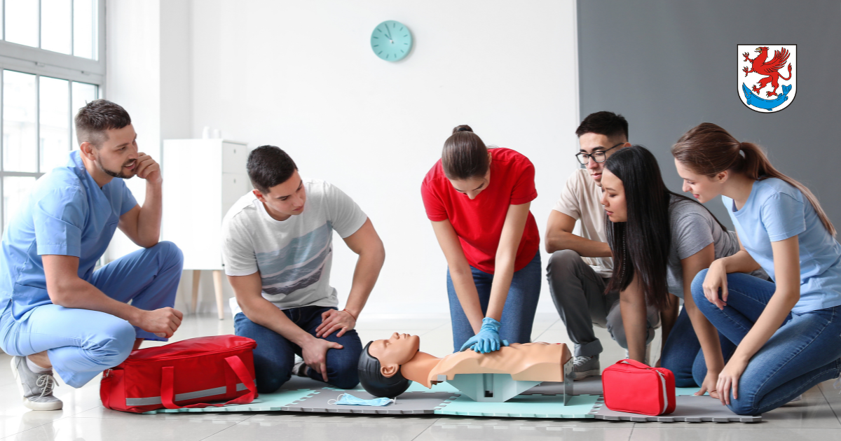 Zdjęcie: Otwarty konkurs na przygotowanie i przeprowadzenie działań informacyjno-edukacyjnych z zakresu kształtowanie umiejętności reagowania w sytuacjach zagrożenia zdrowia i życia - szkolenia z udzielania pierwszej pomocy.